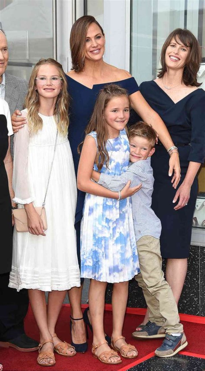 Jennifer Garner with her children Violet, Seraphina Rose Elizabeth, and Samuel Affleck at her star on the Hollywood Walk of Fame in Hollywood, California on August 20, 2018 | Source: Getty Images