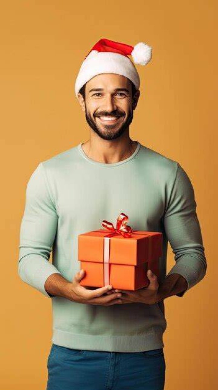 Man holding christmas gift box | Photo: Shutterstock