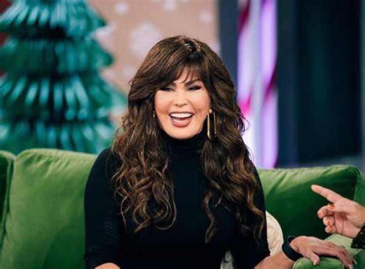 Marie Osmond pictured in a pink V-neck sweater. | Photo: Instagram/marieosmond