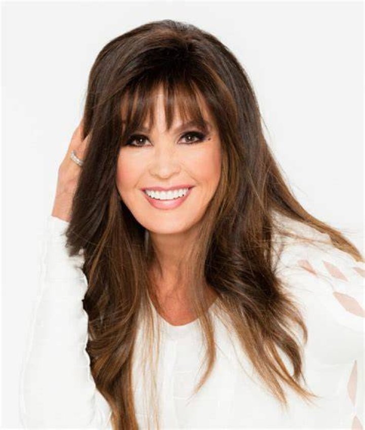 Marie Osmond posing in a pair of skinny jeans. | Photo: Instagram/marieosmond