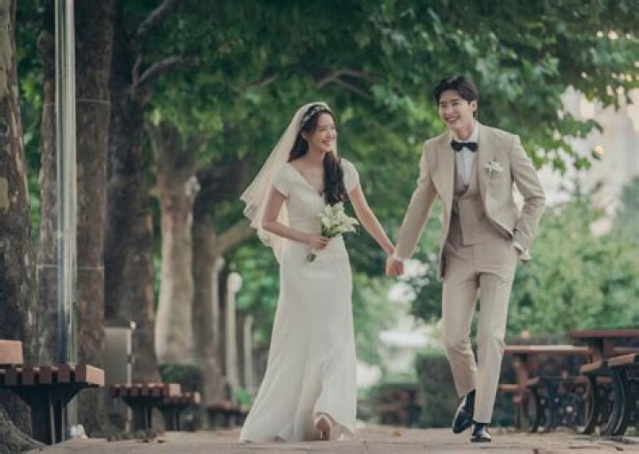 [SBS Star] Yoona & Lee Jong Suk's Real Couplelike Cute Wedding Photos Unveil