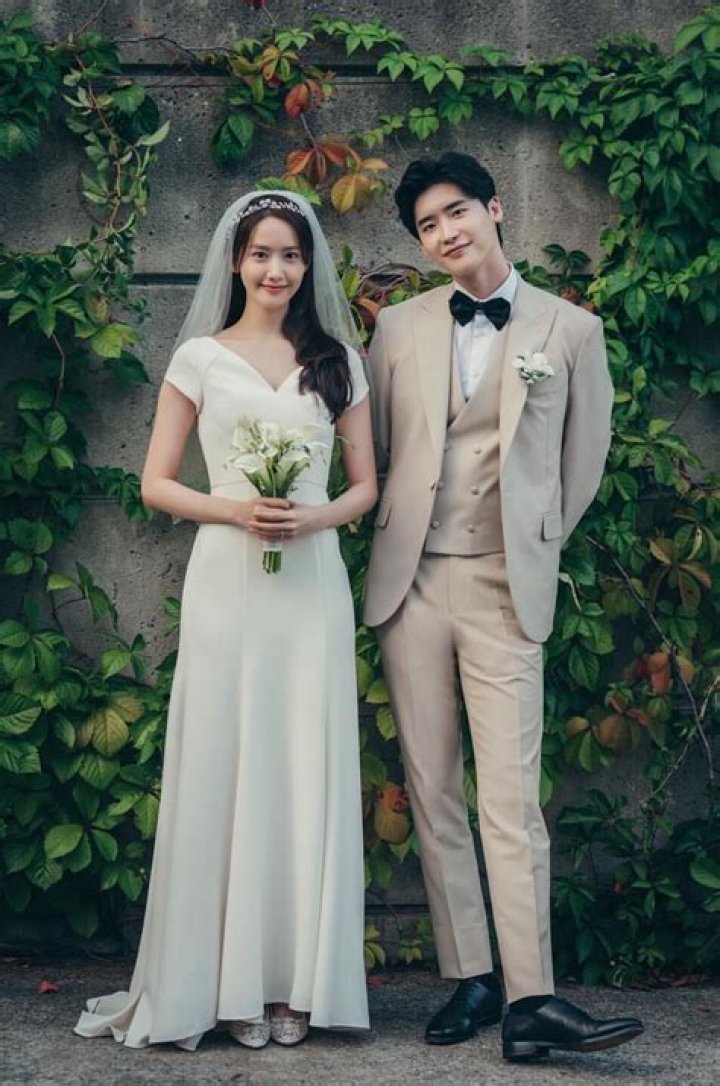 WEDDING Lee Jong Suk and IU The wedding is Expected and Predicted by Fans YouTube